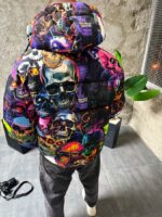 Мужская Зимняя Разноцветная Куртка с Капюшоном и Высоким Горлом - Пуховик в Принт с Черепами