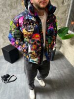 Мужская Зимняя Разноцветная Куртка с Капюшоном и Высоким Горлом - Пуховик в Принт с Черепами