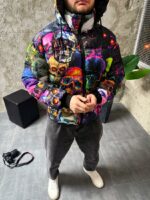 Мужская Зимняя Разноцветная Куртка с Капюшоном и Высоким Горлом - Пуховик в Принт с Черепами