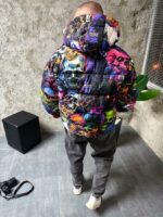 Мужская Зимняя Разноцветная Куртка с Капюшоном и Высоким Горлом - Пуховик в Принт с Черепами