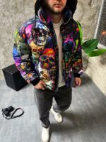 Мужская Зимняя Разноцветная Куртка с Капюшоном и Высоким Горлом - Пуховик в Принт с Черепами