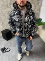 Мужская Зимняя Черная Куртка с Капюшоном и Высоким Горлом - Пуховик в Принт Надписях