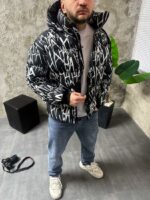 Мужская Зимняя Черная Куртка с Капюшоном и Высоким Горлом - Пуховик в Принт Надписях