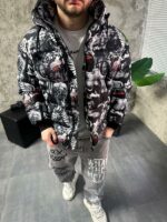 Мужская Зимняя Черная Куртка с Капюшоном и Высоким Горлом - Принтованный Пуховик