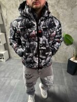Мужская Зимняя Черная Куртка с Капюшоном и Высоким Горлом - Принтованный Пуховик