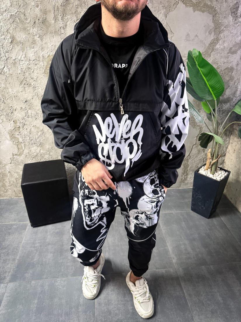 photo_2025-12-28_10-27-58 Мужской Черный Спортивный Костюм Плащевка в Принт Доберманы (Анорак + Джоггеры)
