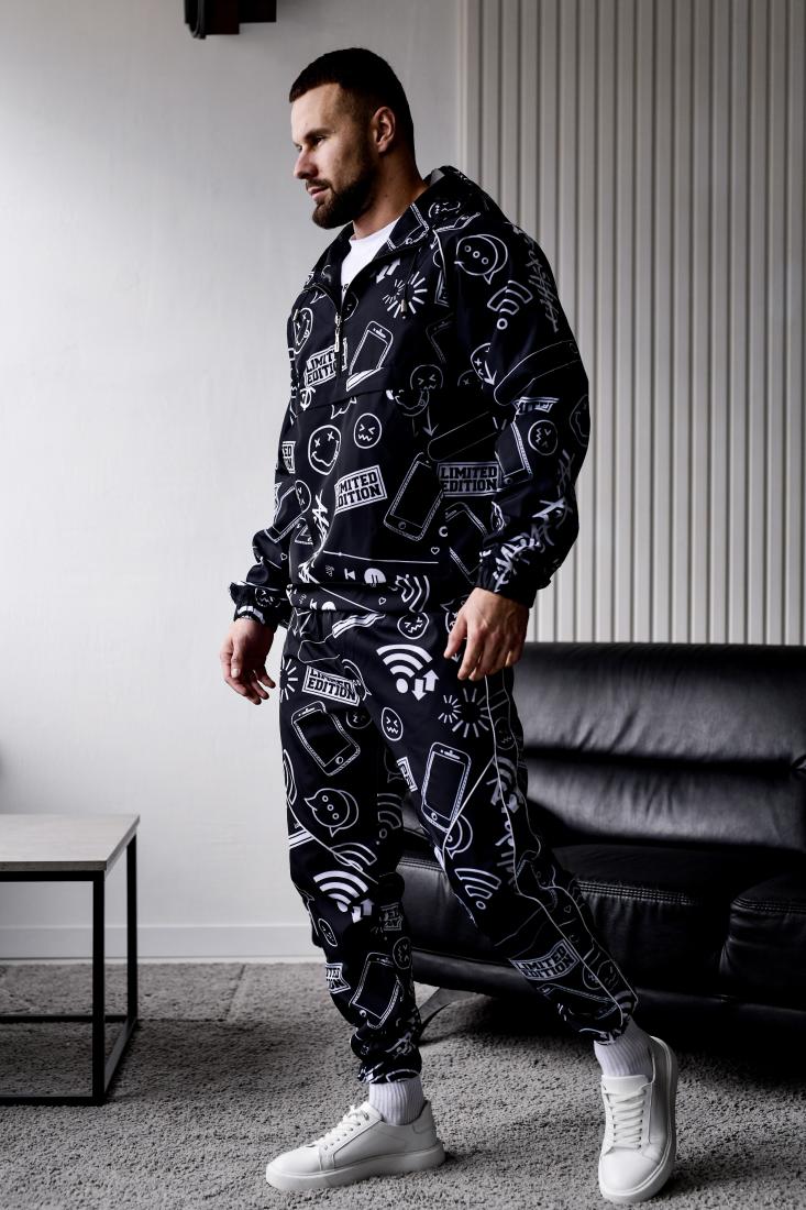 photo_2025-12-28_11-00-30 Мужской Черный Спортивный Костюм Плащевка в Принтах (Анорак + Джоггеры)
