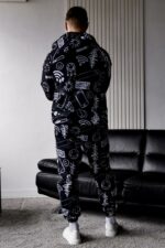Мужской Черный Спортивный Костюм Плащевка в Принтах (Анорак + Джоггеры)