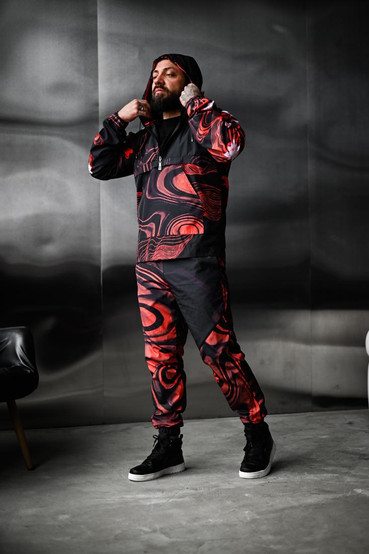 photo_2025-12-28_11-00-52 Мужской Черный Спортивный Костюм Плащевка в Красный Принт (Анорак + Джоггеры)
