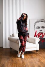 Женский Черный Спортивный Костюм Плащевка в Красный Принт (Анорак + Джоггеры)