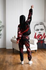 Женский Черный Спортивный Костюм Плащевка в Красный Принт (Анорак + Джоггеры)