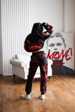 Женский Черный Спортивный Костюм Плащевка в Красный Принт (Анорак + Джоггеры)