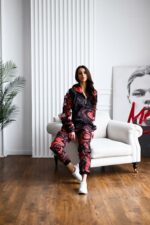 Женский Черный Спортивный Костюм Плащевка в Красный Принт (Анорак + Джоггеры)