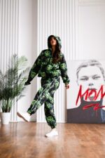 Женский Черный Спортивный Костюм Плащевка в Принт Смайлы (Анорак + Джоггеры)