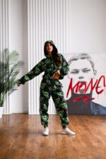 Женский Черный Спортивный Костюм Плащевка в Принт Смайлы (Анорак + Джоггеры)