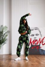 Женский Черный Спортивный Костюм Плащевка в Принт Смайлы (Анорак + Джоггеры)