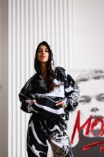 Женский Черный Спортивный Костюм Плащевка в Принт Тигр (Анорак + Джоггеры)