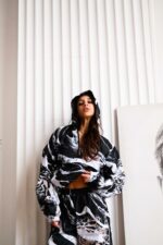 Женский Черный Спортивный Костюм Плащевка в Принт Тигр (Анорак + Джоггеры)