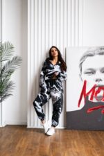 Женский Черный Спортивный Костюм Плащевка в Принт Тигр (Анорак + Джоггеры)