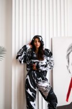 Женский Черный Спортивный Костюм Плащевка в Принт Тигр (Анорак + Джоггеры)