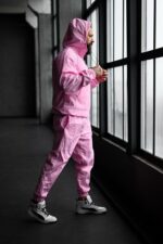 Мужской Ветрозащитный Розовый Спортивный Костюм с Кантом и Нашивкой на Рукаве (Анорак + Джоггеры)