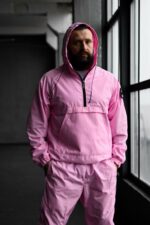 Мужской Ветрозащитный Розовый Спортивный Костюм с Кантом и Нашивкой на Рукаве (Анорак + Джоггеры)