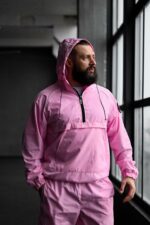 Мужской Ветрозащитный Розовый Спортивный Костюм с Кантом и Нашивкой на Рукаве (Анорак + Джоггеры)