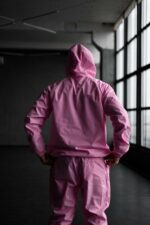 Мужской Ветрозащитный Розовый Спортивный Костюм с Кантом и Нашивкой на Рукаве (Анорак + Джоггеры)