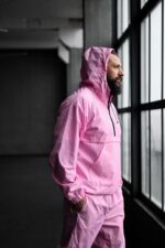 Мужской Ветрозащитный Розовый Спортивный Костюм с Кантом и Нашивкой на Рукаве (Анорак + Джоггеры)