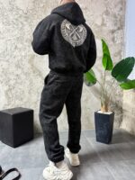 Мужской Графитовый Спортивный Костюм на Молнии с Принтом Топоры на Спине (На Флисе)