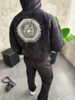 Мужской Графитовый Спортивный Костюм на Молнии с Принтом Змей на Спине (На Флисе)