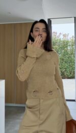 Женский Бежевый Рваный Свитер - Приталенный с Рукавами Клеш