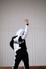 Женский Чорно-Белый Спортивный Костюм с Надписью на Спине - Утепленный на Флисе