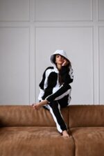 Женский Чорно-Белый Спортивный Костюм с Надписью на Спине - Утепленный на Флисе