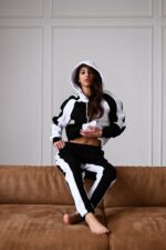 Женский Чорно-Белый Спортивный Костюм с Надписью на Спине - Утепленный на Флисе