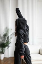 Женский Теплый Флисовый Черный Спортивный Костюм - Анорак с Капюшоном + Штаны Джоггеры