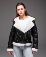 Женская Черная Кожаная Дубленка на Молнии с Капюшоном и Белым Мехом