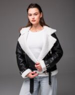 Женская Черная Кожаная Дубленка на Молнии с Капюшоном и Белым Мехом