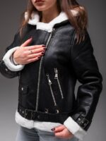 Женская Черная Кожаная Дубленка на Молнии с Капюшоном и Белым Мехом