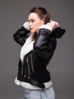 Женская Черная Кожаная Дубленка на Молнии с Капюшоном и Белым Мехом