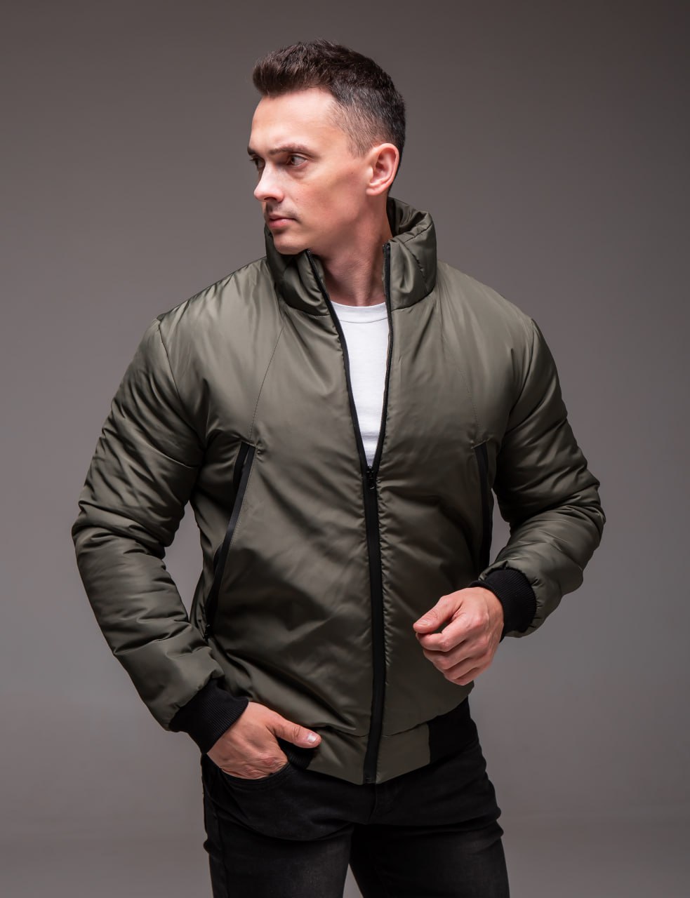 photo_2026-01-15_09-46-43 (2) Мужская Демисезонная Куртка Хаки под Горло с Прорезиненными Змейками