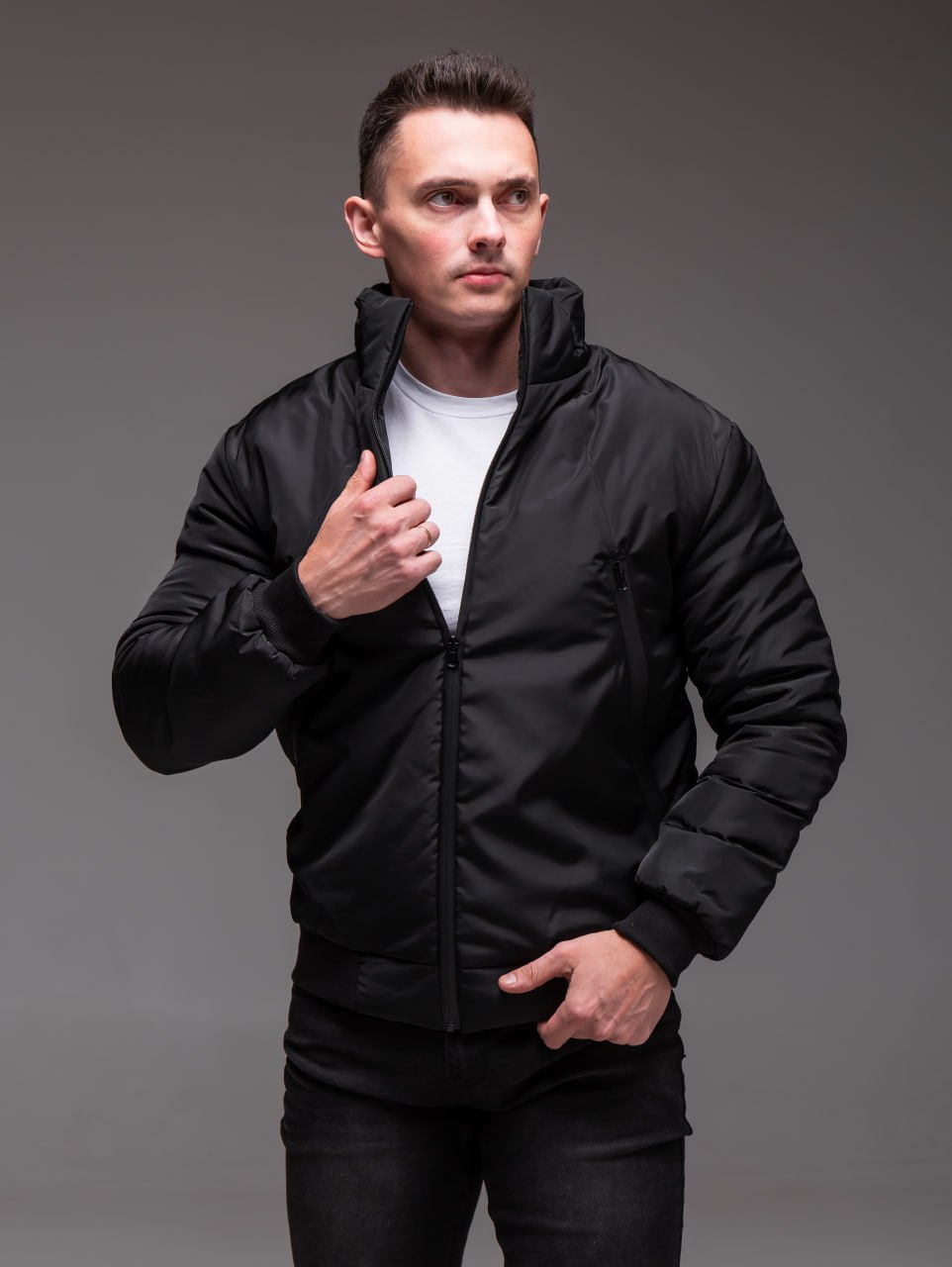 photo_2026-01-15_09-46-58 Мужская Демисезонная Черная Куртка под Горло с Прорезиненными Змейками