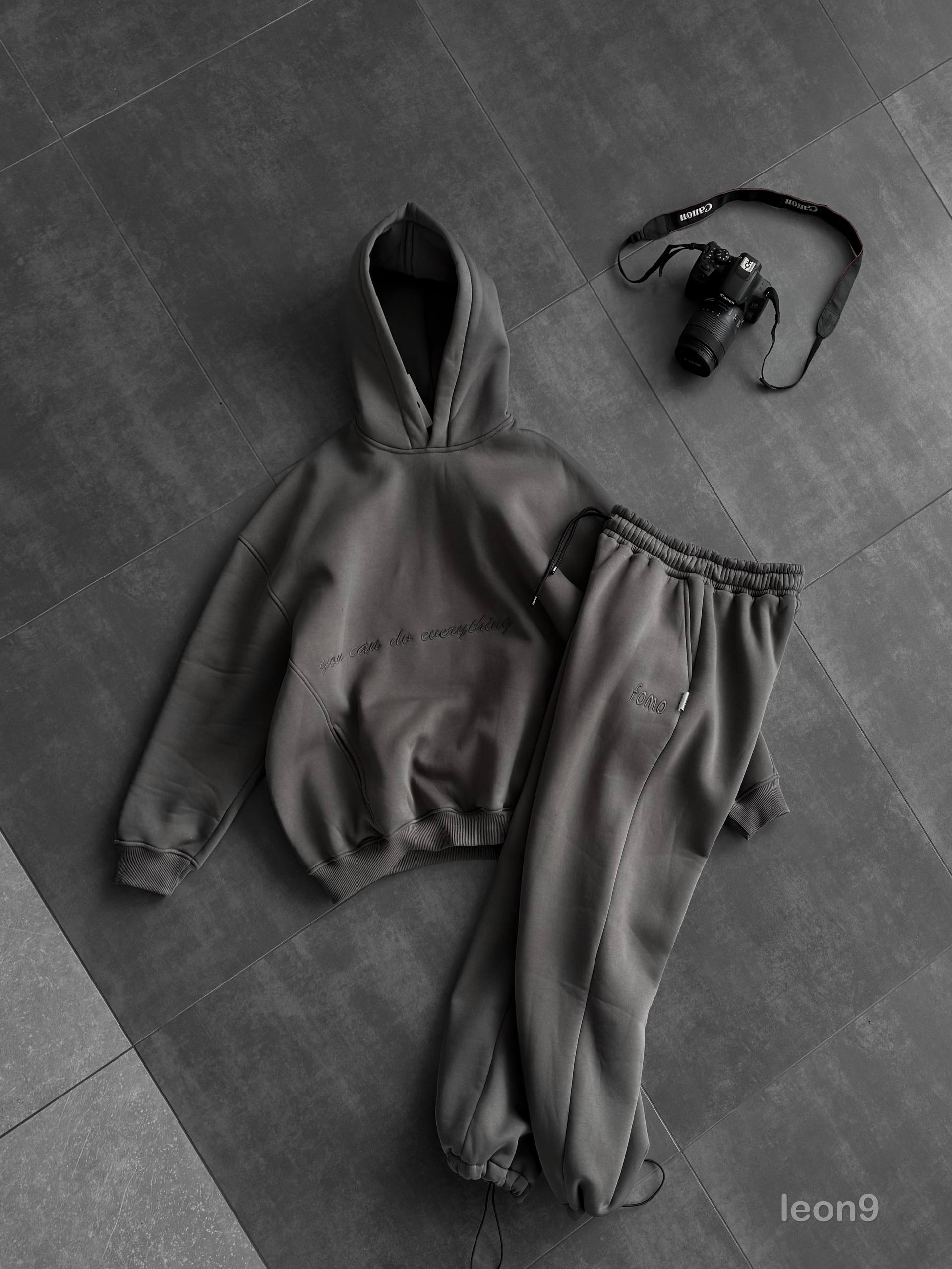 photo_2026-01-17_09-16-22 Мужской Темно-Серый Спортивный Костюм Худи Штаны с Вышитой Надписью - Утепленный на Флисе