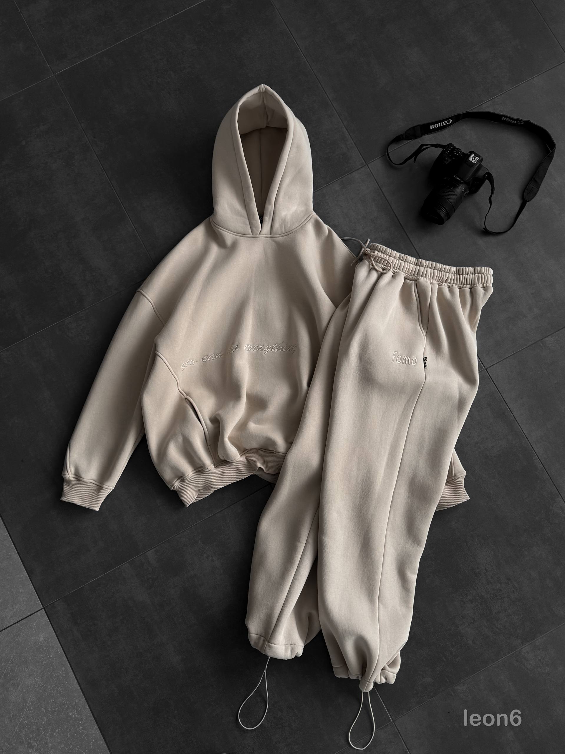 photo_2026-01-17_09-16-38 Мужской Бежевый Спортивный Костюм Худи Штаны с Вышитой Надписью - Утепленный на Флисе