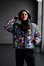 Женская Зимняя Разноцветная Куртка с Капюшоном в Принт