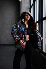 Женская Зимняя Разноцветная Куртка с Капюшоном в Принт