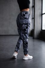 Женские Черные Спортивные Штаны Джоггеры в Принт Узор - Утепленные Трехнитка на Флисе