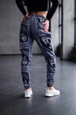 Женские Черные Спортивные Штаны Джоггеры в Принт Узор - Утепленные Трехнитка на Флисе