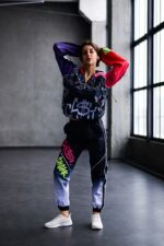 Женский Черный Спортивный Костюм Плащевка в Яркий Принт Скрудж Макдак (Анорак + Джоггеры)