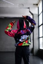 Женский Черный Спортивный Костюм Плащевка в Яркий Принт Скрудж Макдак (Анорак + Джоггеры)